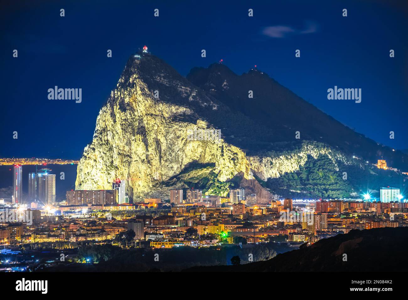 Vista panoramica serale sulla roccia di Gibilterra, vista dalla Spagna Foto Stock