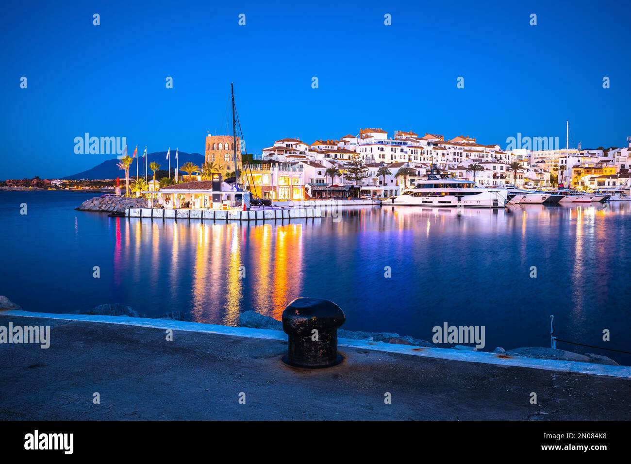 Famoso Puerto Banus vicino a Marbella vista alba, Andalusia regione della Spagna Foto Stock