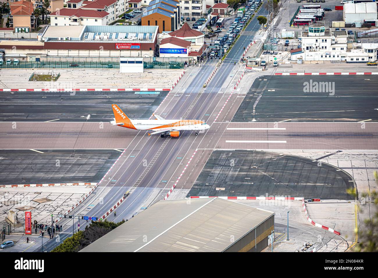 Gibilterra, gennaio 26 2023: Ingresso al confine di Gibilterra sulla pista dell'aeroporto. Persone in attesa di atterrare l'aereo per entrare a Gibilterra solo attraverso il roa Foto Stock