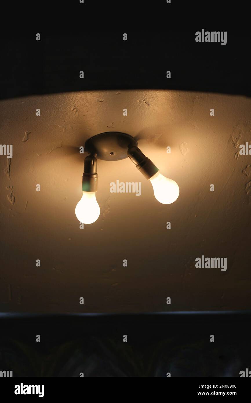 Pratica plafoniera con lampadine a vista. Foto Stock