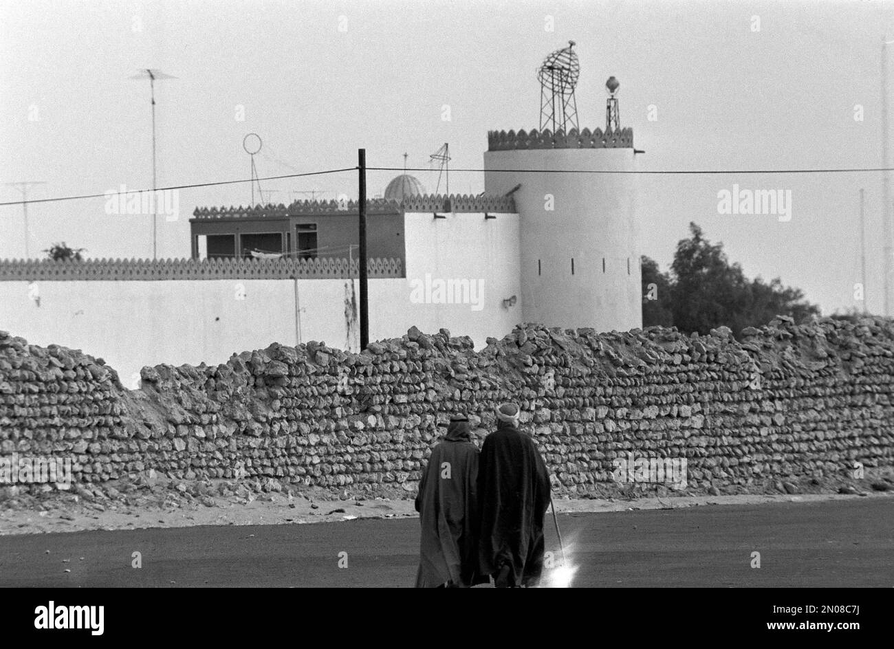 The old palace of Sheikh Ahmad bin Ali Al Thani, the Emir of Qatar in Ar Rayyan, a suburb of Doha, is shown, studded with electronic equipment and antennas, Nov. 1971. (AP Photo/Horst Faas) Foto Stock