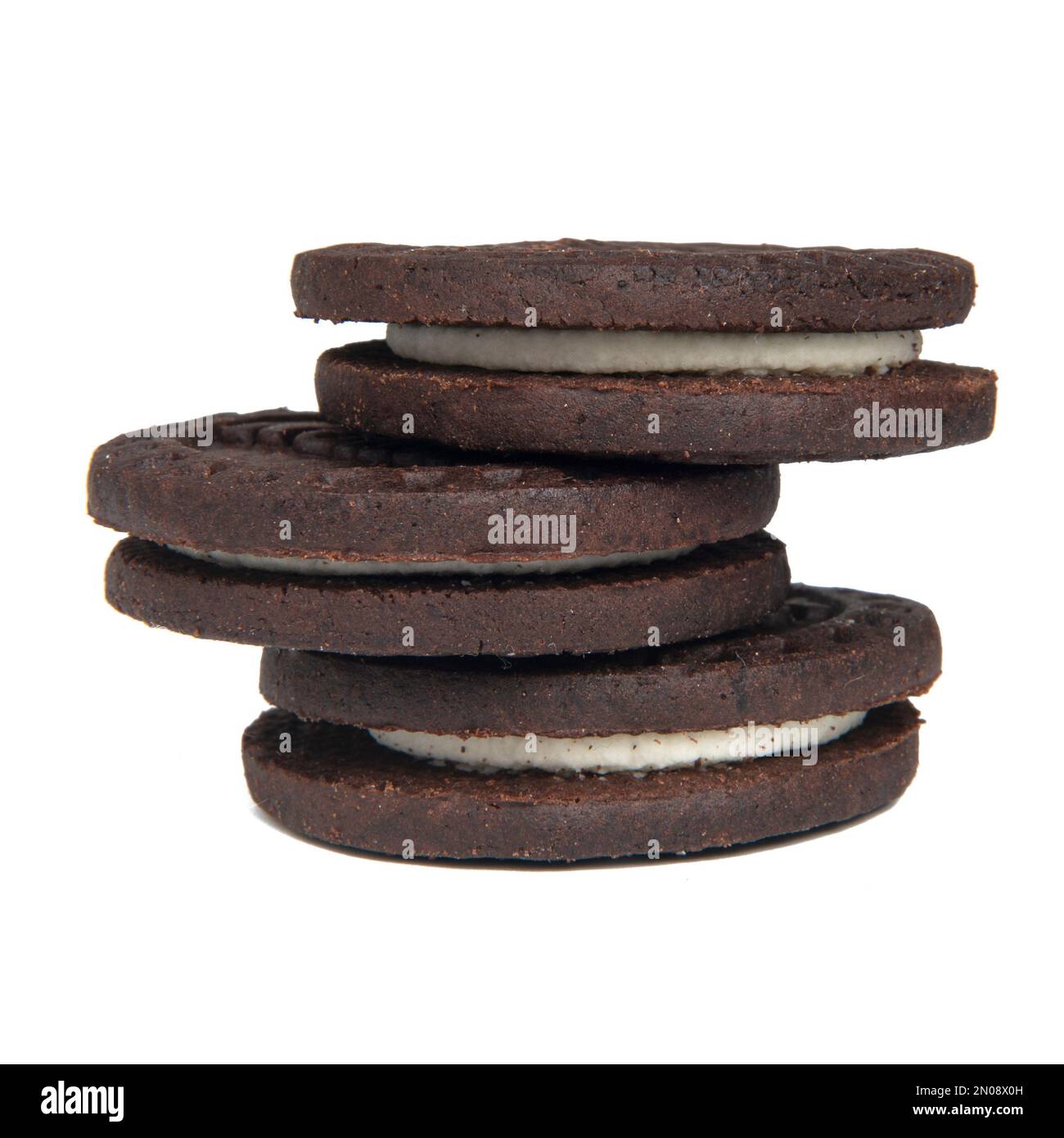 Biscotti al cioccolato fondente, sandwich con crema di farcitura isolata su sfondo bianco Foto Stock