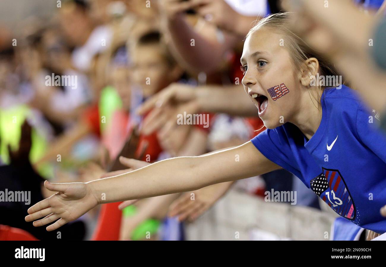 A fan cheers for the United States team before a CONCACAF Olympic women's soccer qualifying championship semifinal against Trinidad and Tobago, Friday, Feb. 19, 2016, in Houston. The U.S. won 5-0. (AP Photo/David J. Phillip) Foto Stock