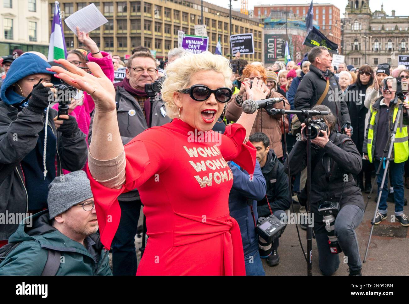 L'attivista per i diritti anti-transgender Posie Parker (Kellie-Jay Keen-Minshull) parla al raduno Let Women Speak organizzato dal gruppo Standing for Women in George Square, Glasgow, A sostegno dell'uso da parte del governo britannico di una disposizione della Sezione 35 per bloccare il recente disegno di legge scozzese sulla riforma del riconoscimento di genere, in quanto ostacolerà il funzionamento del Regno Unito Equality Act. Data immagine: Domenica 5 febbraio 2023. Foto Stock