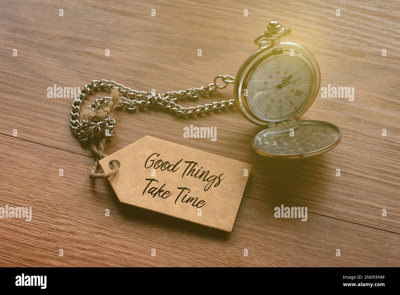 Un orologio tascabile collegato a un tag scritto con virgolette buone cose prendere tempo. Foto Stock
