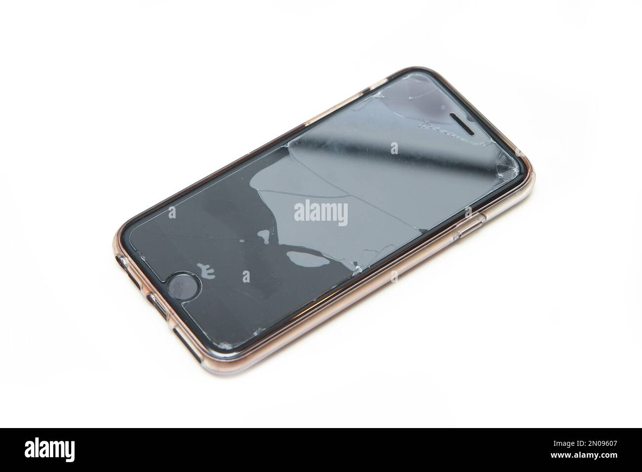Il vetro di protezione rotto con incrinature dallo schermo a sfioramento dello smartphone. Foto Stock