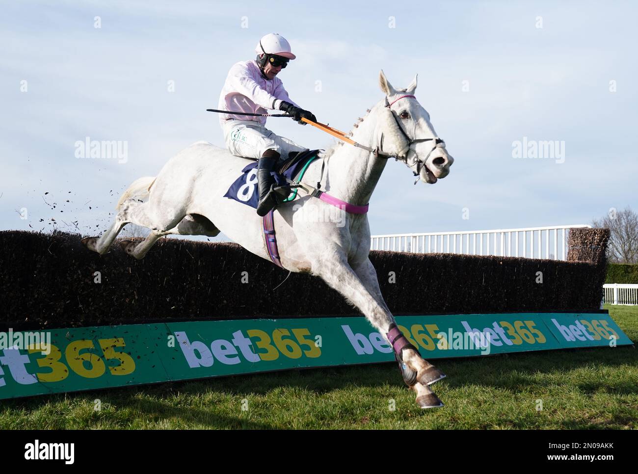 Family Pot e Sean Houlihan sulla strada per vincere l'Hereford Racehorse Ownership Club handicap Chase all'ippodromo di Hereford. Data immagine: Domenica 5 febbraio 2023. Foto Stock