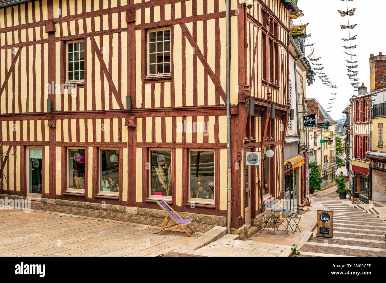 Storica casa a graticcio in rue Gabriel Cortel nella città vecchia di Joigny, nel dipartimento Yonne della Borgogna Foto Stock