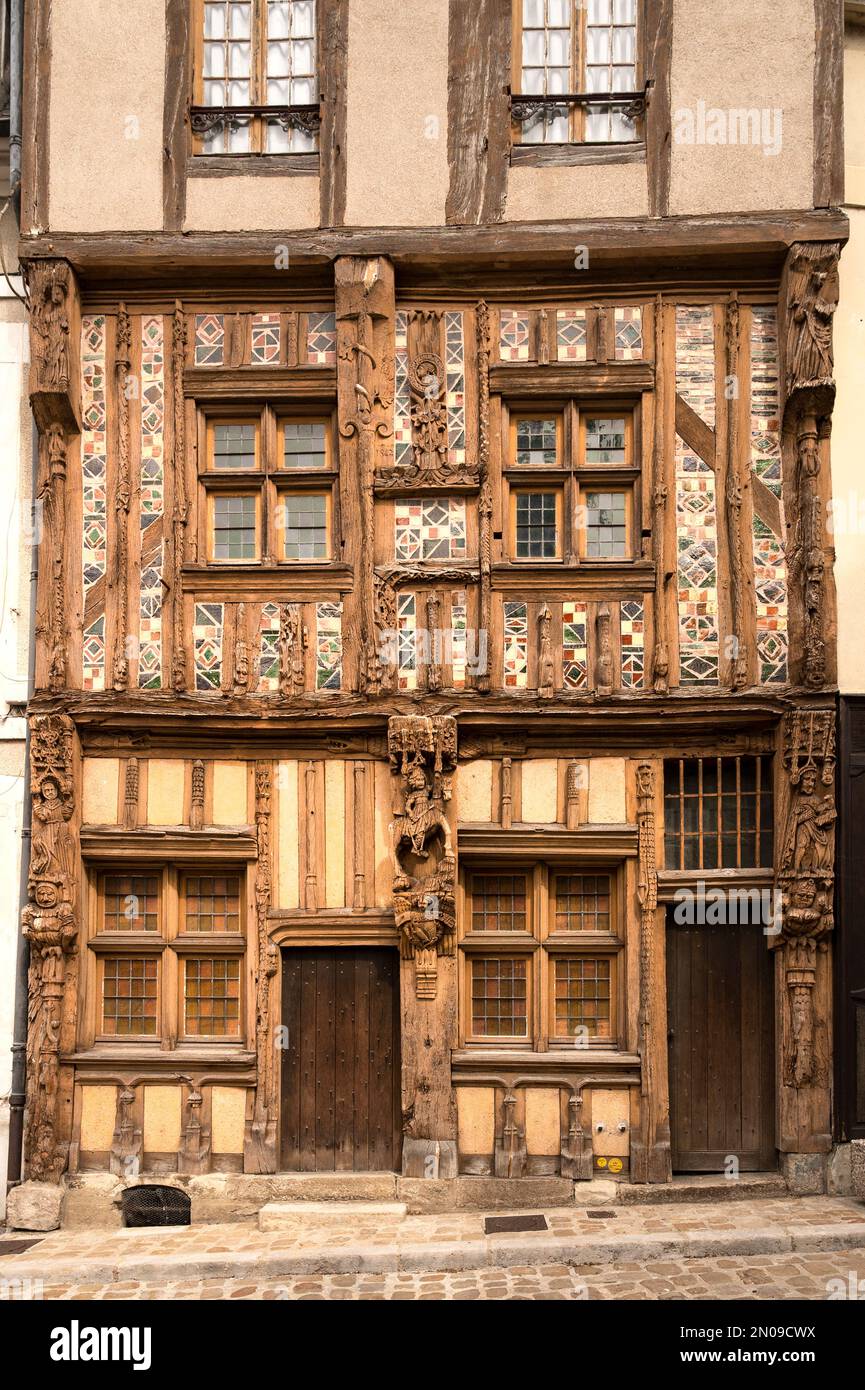 Storica casa in legno, LA MAISON DU PILORI, nel centro storico di Joigny, nel dipartimento Yonne della Borgogna Foto Stock