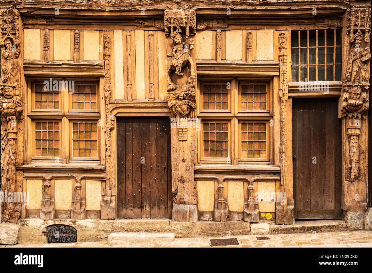 Storica casa in legno, LA MAISON DU PILORI, nel centro storico di Joigny, nel dipartimento Yonne della Borgogna Foto Stock