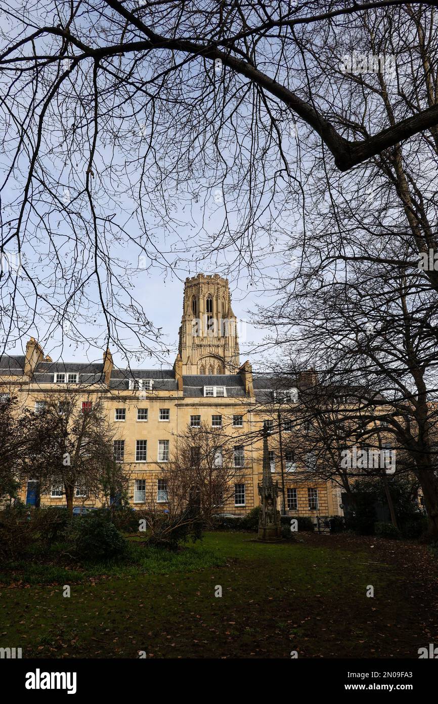 Wills Memorial Building, Bristol, Regno Unito, visto dalla Georgian Berkeley Square, incorniciato dagli alberi del parco Foto Stock