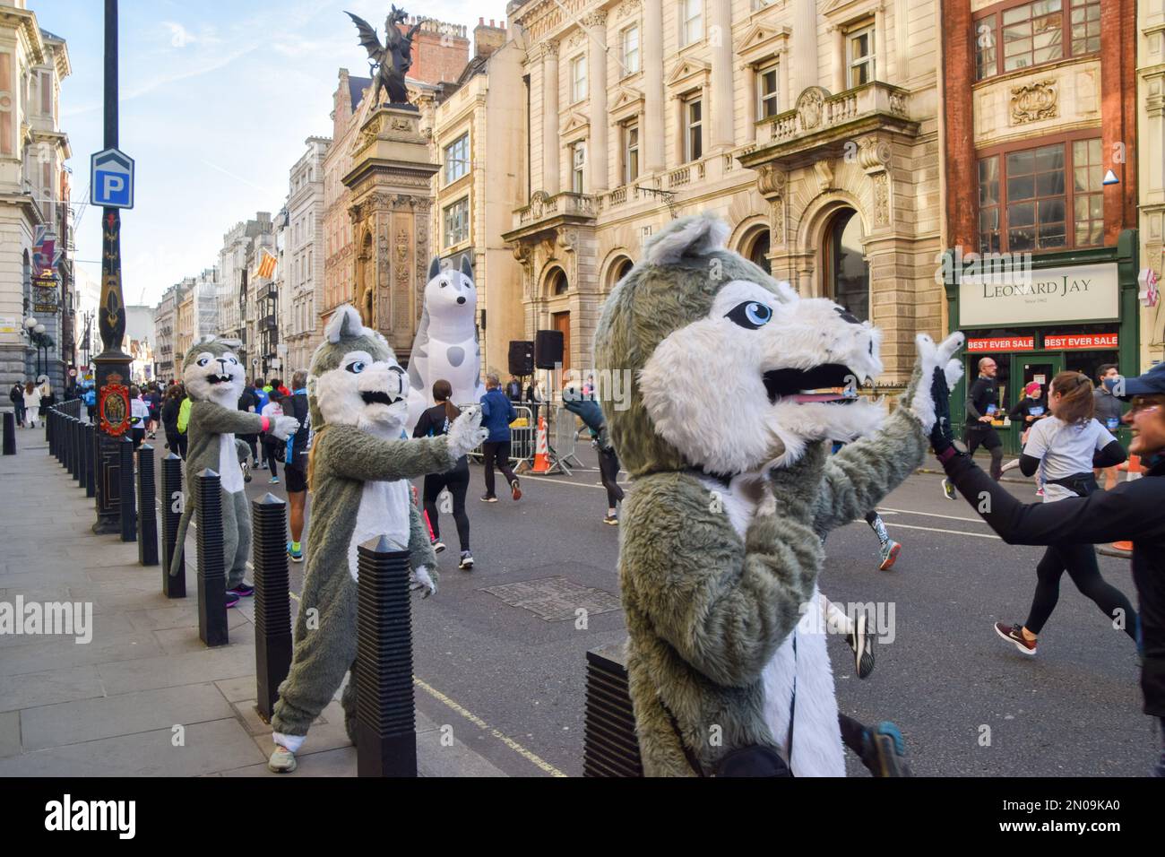 Londra, Regno Unito. 05th Feb, 2023. I volontari che indossano costumi da Husky incoraggiano i corridori sullo Strand durante il Cancer Research UK Winter Run di quest'anno nel centro di Londra. Migliaia di corridori partecipano all'evento annuale raccogliendo fondi per la ricerca sul cancro. Credit: SOPA Images Limited/Alamy Live News Foto Stock