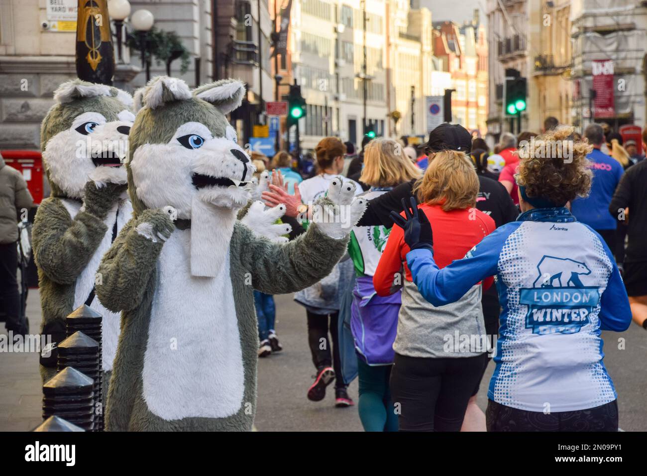 Londra, Regno Unito. 05th Feb, 2023. I volontari che indossano costumi da Husky incoraggiano i corridori sullo Strand durante il Cancer Research UK Winter Run di quest'anno nel centro di Londra. Migliaia di corridori partecipano all'evento annuale raccogliendo fondi per la ricerca sul cancro. (Foto di Vuk Valcic/SOPA Images/Sipa USA) Credit: Sipa USA/Alamy Live News Foto Stock