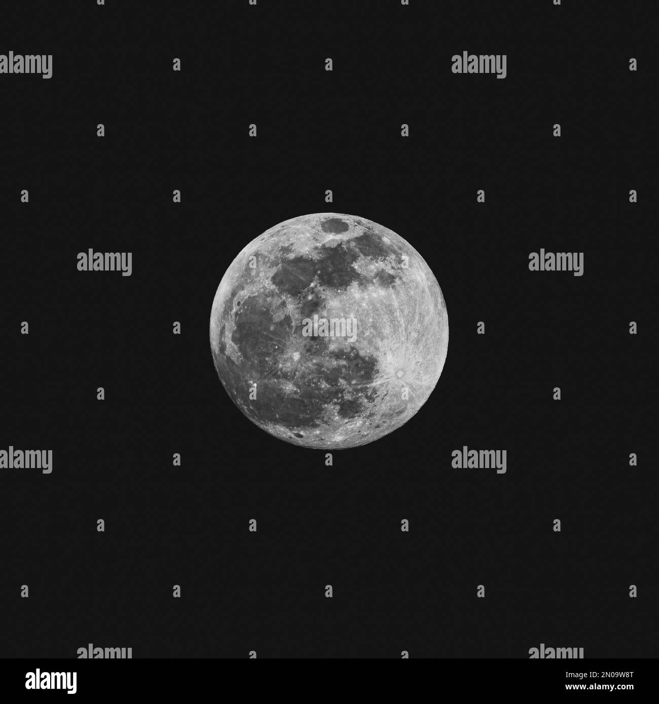 Un primo piano di una luna piena sul cielo nero Foto Stock