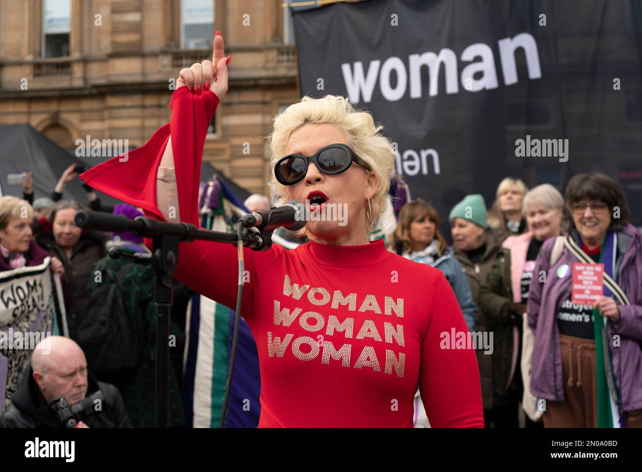 Glasgow, Scozia, Regno Unito. 5 febbraio 2023. Kellie Jay Keen, attivista per i diritti anti-transgender (alias Posie Parker ), parla a un rally Let Women Speak organizzato dal gruppo Standing for Women di George Square, Glasgow. Il rally pro-donna sostiene l'uso da parte del governo britannico di un ordine della Sezione 35 per bloccare il recente disegno di legge scozzese sulla riforma del riconoscimento di genere. Credit Iain Masterton/Alamy Live News Foto Stock