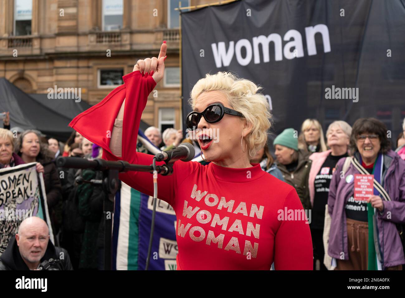 Glasgow, Scozia, Regno Unito. 5 febbraio 2023. Kellie Jay Keen, attivista per i diritti anti-transgender (alias Posie Parker ), parla a un rally Let Women Speak organizzato dal gruppo Standing for Women di George Square, Glasgow. Il rally pro-donna sostiene l'uso da parte del governo britannico di un ordine della Sezione 35 per bloccare il recente disegno di legge scozzese sulla riforma del riconoscimento di genere. Credit Iain Masterton/Alamy Live News Foto Stock