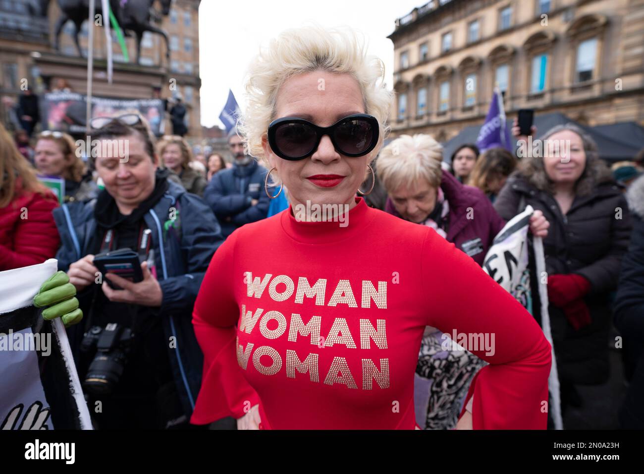 Glasgow, Scozia, Regno Unito. 5 febbraio 2023. Kellie Jay Keen, attivista per i diritti anti-transgender (alias Posie Parker ), parla a un rally Let Women Speak organizzato dal gruppo Standing for Women di George Square, Glasgow. Il rally pro-donna sostiene l'uso da parte del governo britannico di un ordine della Sezione 35 per bloccare il recente disegno di legge scozzese sulla riforma del riconoscimento di genere. Credit Iain Masterton/Alamy Live News Foto Stock