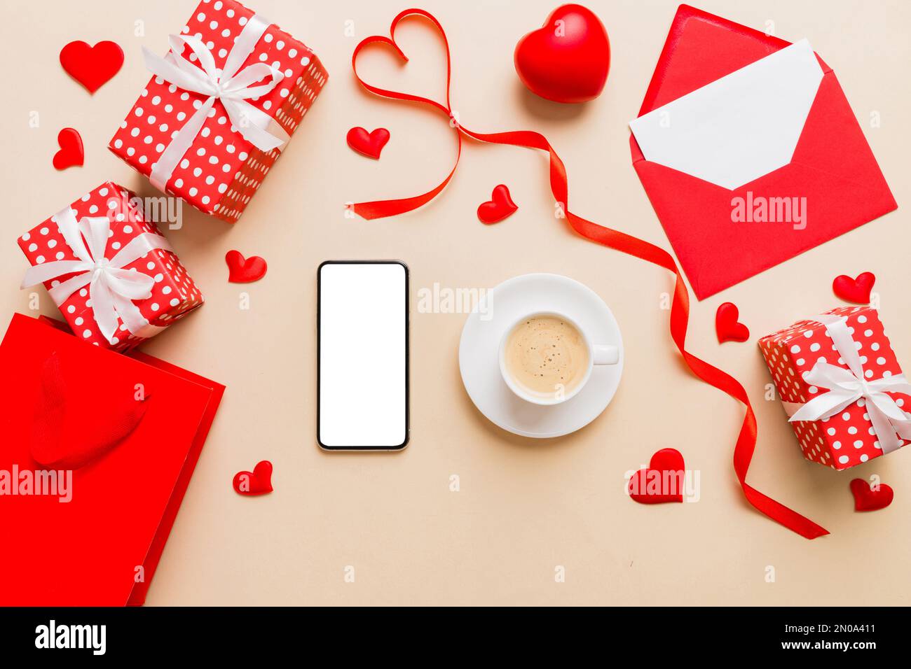 Smartphone con caffè per San Valentino, confezione regalo e busta, cuori  Foto stock - Alamy