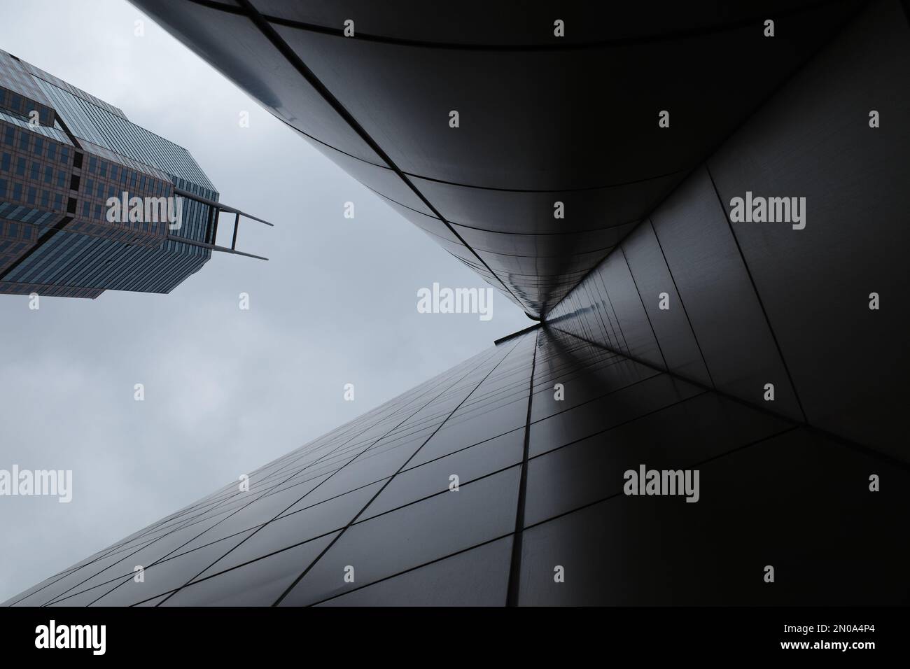 Ripresa verso l'alto della facciata metallica dell'edificio Foto Stock