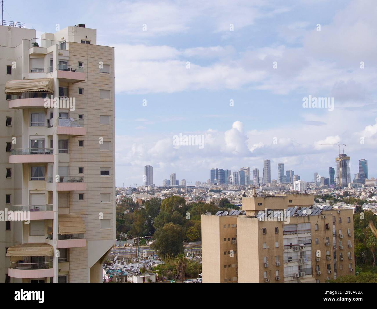 Pioggia a Tel Avive, Israele, città moderna Foto Stock