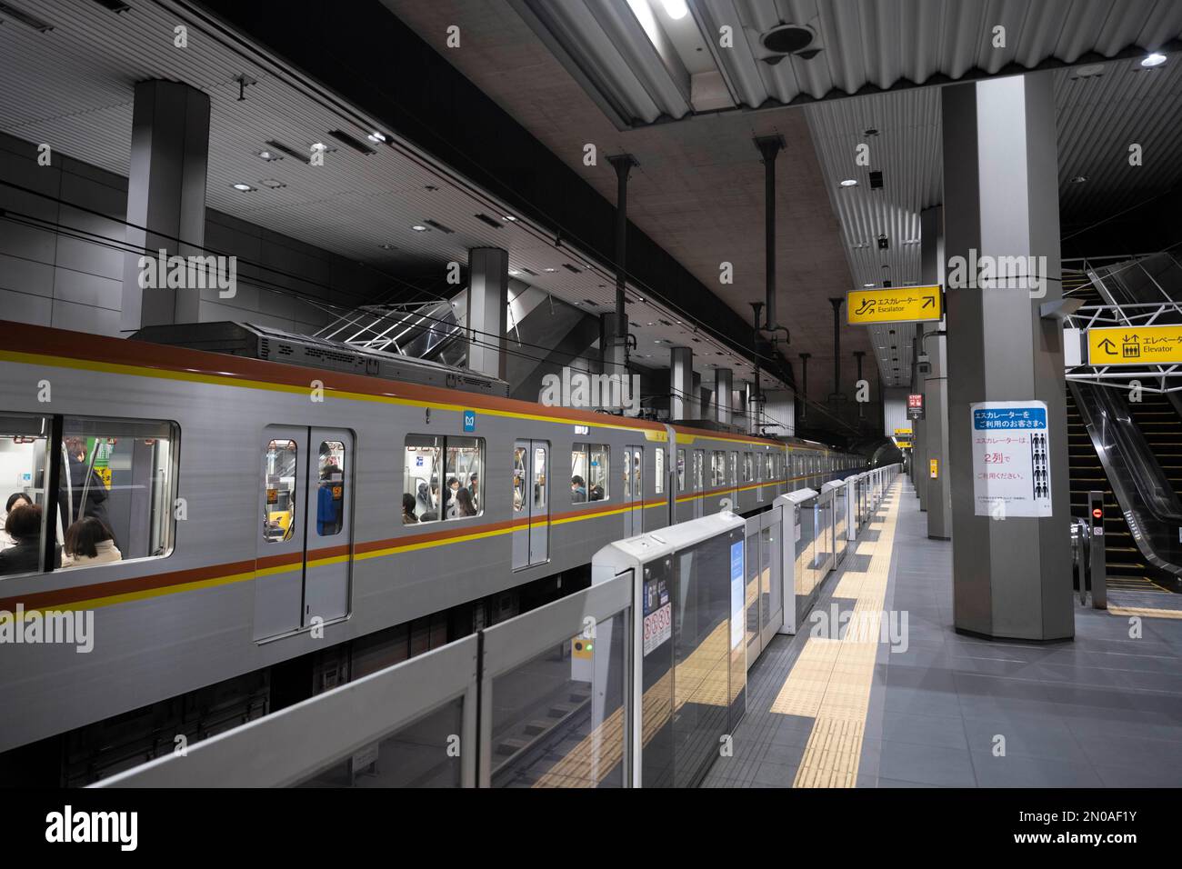 Yokohama, Prefettura di Kanagawa, Giappone. 5th Feb, 2023. Il livello della piattaforma della stazione Shin-takashima. (æ-°é«˜å³¶é§…) Con un treno di proprietà della metropolitana di Tokyo che passa attraverso il servizio di corsa per la Chinatown di Yokohama attraverso la linea pubblica della metropolitana di Tokyo Fukutoshin e la linea Tokyu Toyoko. La linea Minato Mirai, conosciuta in giapponese come Æ¸¯ã¿ã‚ ã„·š (Minato Mirai-sen), è una linea di transito rapido situata a Yokohama, Giappone. E' di proprietà della Metropolitana Municipale di Yokohama ma gestita dalla Tokyu Corporation e collega il centro di Yokohama con il quartiere Minato Mirai 21, un moderno centro commerciale e finanziario. La linea Foto Stock