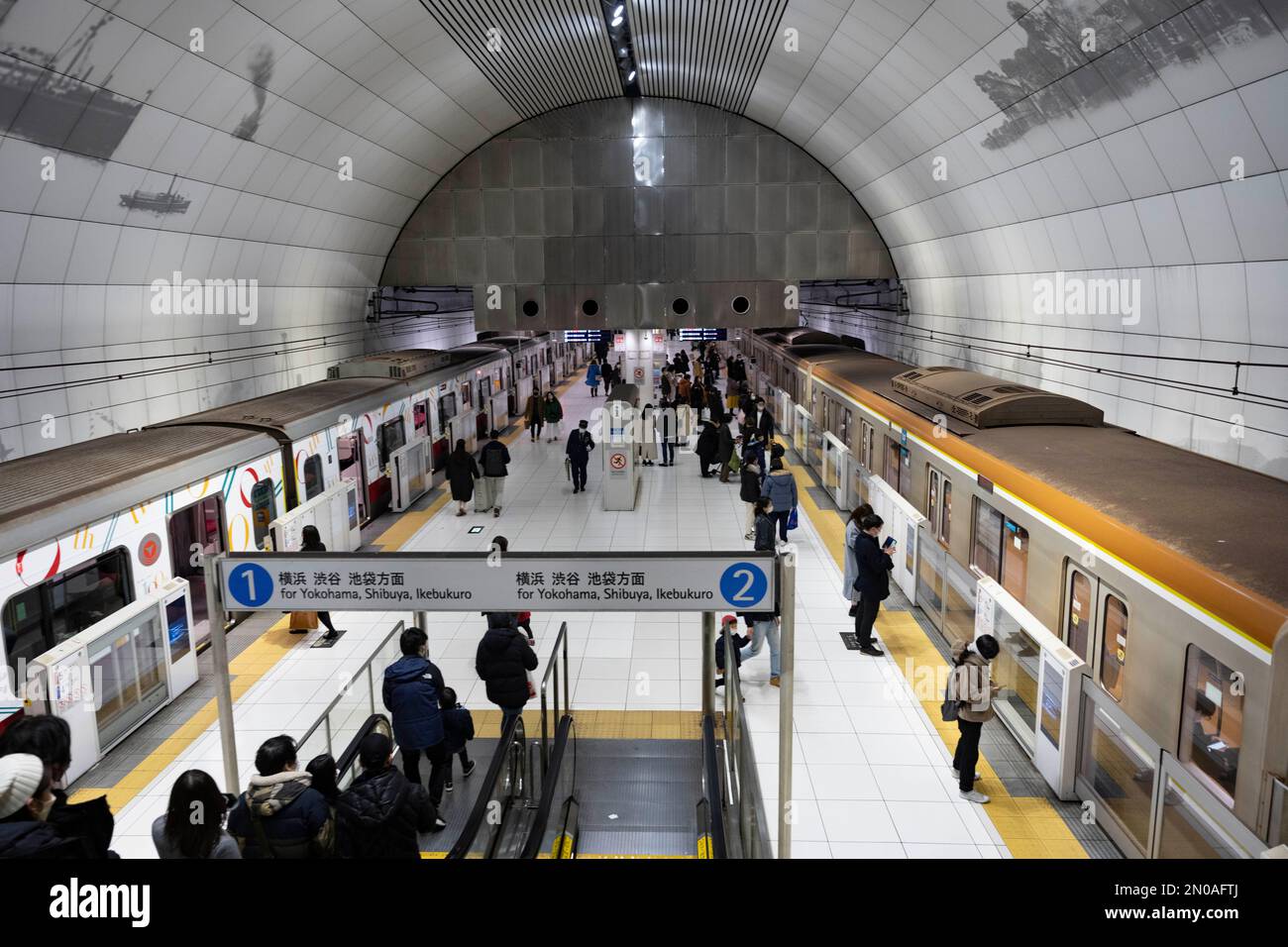 Yokohama, Prefettura di Kanagawa, Giappone. 5th Feb, 2023. Il livello della piattaforma della stazione di Motomachi-Chukagai. (å…ƒç”ºãƒ»ä¸-è¯è¡-é§…) Con un treno di proprietà di Tokyu Corporation (a sinistra) e un treno di proprietà della metropolitana di Tokyo (a destra) che passa attraverso il servizio di corsa per la Chinatown di Yokohama attraverso la linea pubblica della metropolitana di Tokyo Fukutoshin e la linea Tokyu Toyoko. La linea Minato Mirai, conosciuta in giapponese come Æ¸¯ã¿ã‚ ã„·š ( Minato Mirai-sen), è una linea di transito rapido situata a Yokohama, Giappone. E' di proprietà della metropolitana municipale di Yokohama ma gestita dalla Tokyu Corporation e collega il centro di Yokohama con la M. Foto Stock