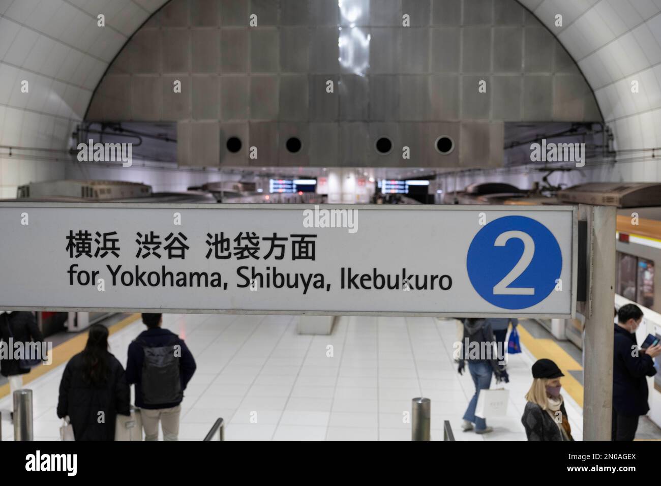 Yokohama, Prefettura di Kanagawa, Giappone. 5th Feb, 2023. Il livello della piattaforma della stazione di Motomachi-Chukagai con le indicazioni per Yokohama sulla linea di Minato Mirari con servizio di corsa per Shibuya (linea Tokyu Toyoko) e Ikebukuro (linea Fukutoshin della metropolitana di Tokyo). La linea di Minato Mirai, conosciuta in giapponese come Æ¸¯ã¿ã‚ ã„·š (Minato Mirai-sen), E' una linea di transito veloce situata a Yokohama, Giappone. E' di proprietà della Metropolitana Municipale di Yokohama ma gestita dalla Tokyu Corporation e collega il centro di Yokohama con il quartiere Minato Mirai 21, un moderno quartiere commerciale e finanziario Foto Stock