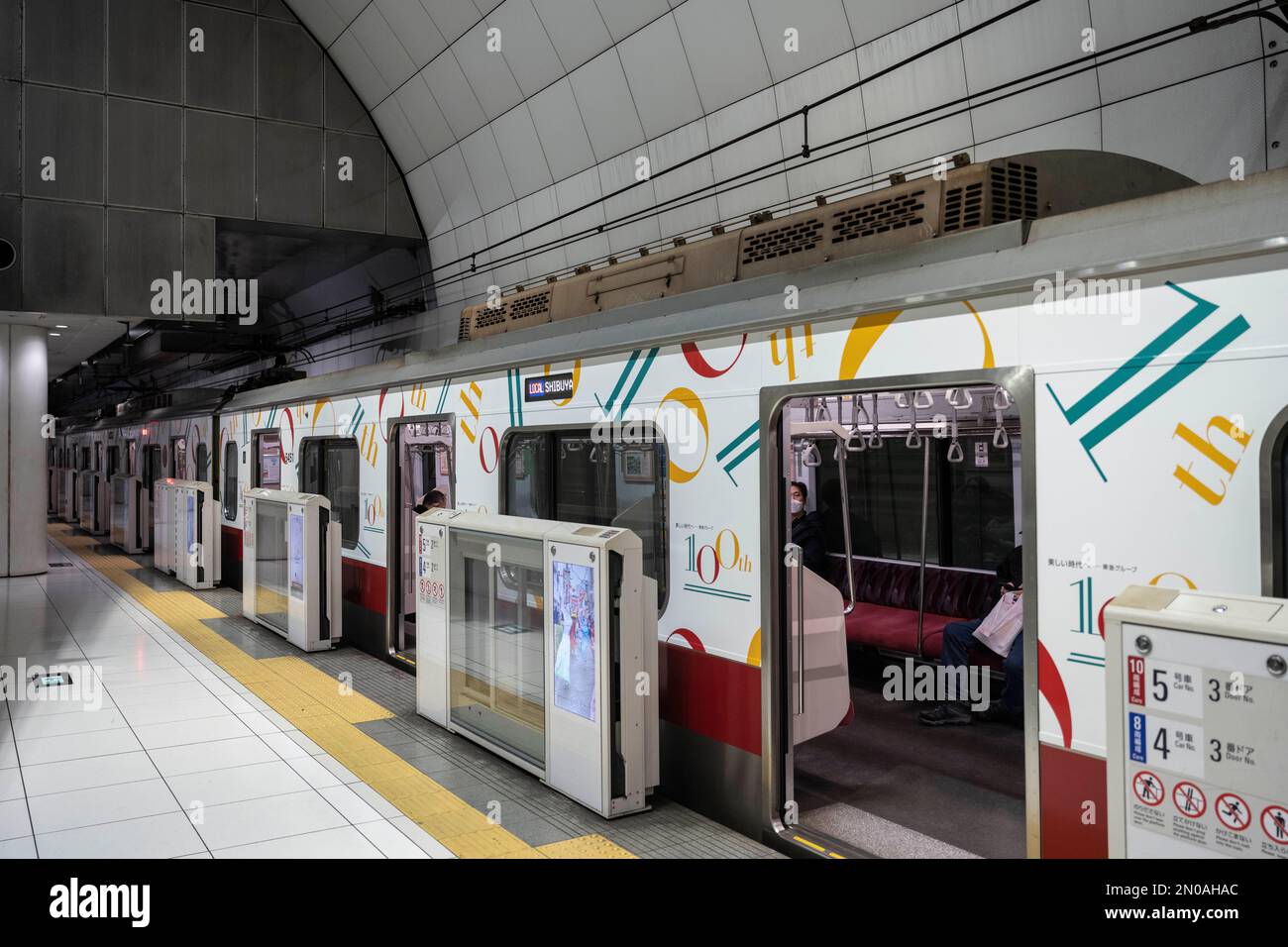 Yokohama, Prefettura di Kanagawa, Giappone. 5th Feb, 2023. Il livello della piattaforma della stazione di Motomachi-Chukagai. (å…ƒç”ºãƒ»ä¸-è¯è¡-é§…) Con un treno di proprietà di Tokyu Corporation che passa attraverso il servizio di corsa per la Chinatown di Yokohama attraverso la linea pubblica della metropolitana di Tokyo Fukutoshin e la linea Tokyu Toyoko. La linea Minato Mirai, conosciuta in giapponese come Æ¸¯ã¿ã‚ ã„·š (Minato Mirai-sen), è una linea di transito rapido situata a Yokohama, Giappone. E' di proprietà della Metropolitana Municipale di Yokohama, ma gestita dalla Tokyu Corporation e collega il centro di Yokohama con il quartiere Minato Mirai 21, un moderno business an Foto Stock