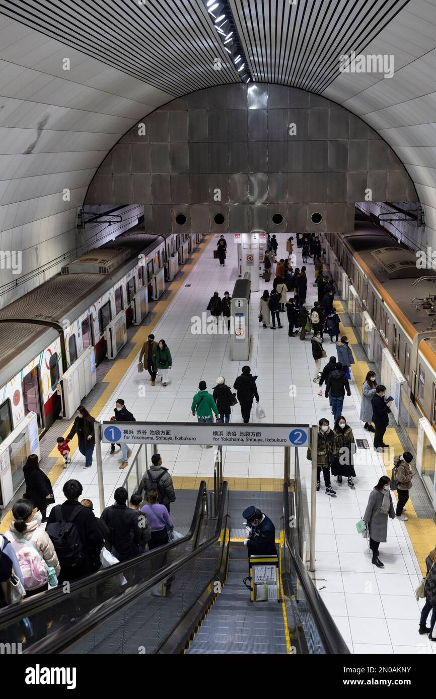 Yokohama, Prefettura di Kanagawa, Giappone. 5th Feb, 2023. Il livello della piattaforma della stazione di Motomachi-Chukagai. (å…ƒç”ºãƒ»ä¸-è¯è¡-é§…) Con un treno di proprietà di Tokyu Corporation (a sinistra) e un treno di proprietà della metropolitana di Tokyo (a destra) che passa attraverso il servizio di corsa per la Chinatown di Yokohama attraverso la linea pubblica della metropolitana di Tokyo Fukutoshin e la linea Tokyu Toyoko. La linea Minato Mirai, conosciuta in giapponese come Æ¸¯ã¿ã‚ ã„·š ( Minato Mirai-sen), è una linea di transito rapido situata a Yokohama, Giappone. E' di proprietà della metropolitana municipale di Yokohama ma gestita dalla Tokyu Corporation e collega il centro di Yokohama con la M. Foto Stock