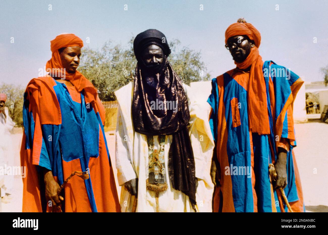 Niger tre Tuareg uomini che indossano abiti dai colori vivaci Foto Stock