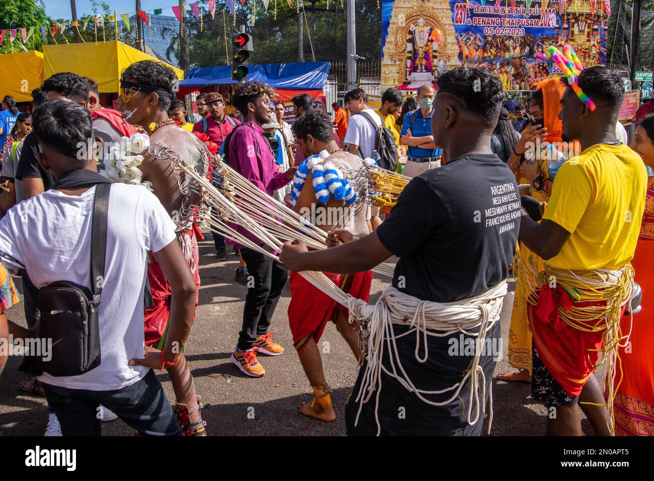 Thaipusam celebrazione in Penang. I devoti di eseguire kavadi attam verso il Signore Murugan, il dio della guerra nell'Induismo. Foto Stock