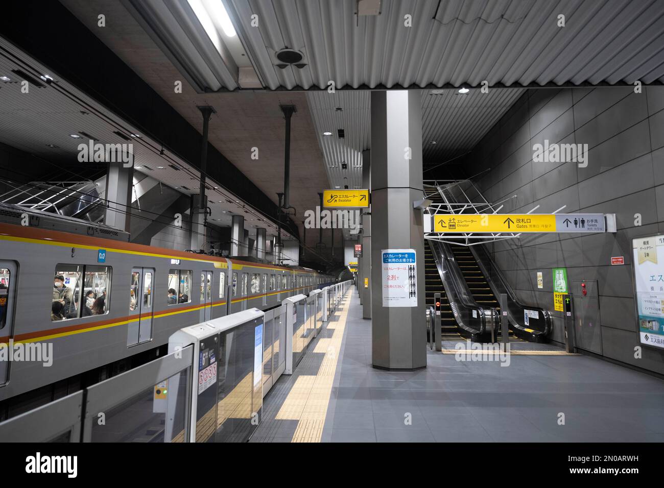 Yokohama, Prefettura di Kanagawa, Giappone. 5th Feb, 2023. Il livello della piattaforma della stazione Shin-takashima. (æ-°é«˜å³¶é§…) Con un treno di proprietà della metropolitana di Tokyo che passa attraverso il servizio di corsa per la Chinatown di Yokohama attraverso la linea pubblica della metropolitana di Tokyo Fukutoshin e la linea Tokyu Toyoko. La linea Minato Mirai, conosciuta in giapponese come Æ¸¯ã¿ã‚ ã„·š (Minato Mirai-sen), è una linea di transito rapido situata a Yokohama, Giappone. E' di proprietà della Metropolitana Municipale di Yokohama ma gestita dalla Tokyu Corporation e collega il centro di Yokohama con il quartiere Minato Mirai 21, un moderno centro commerciale e finanziario. La linea Foto Stock