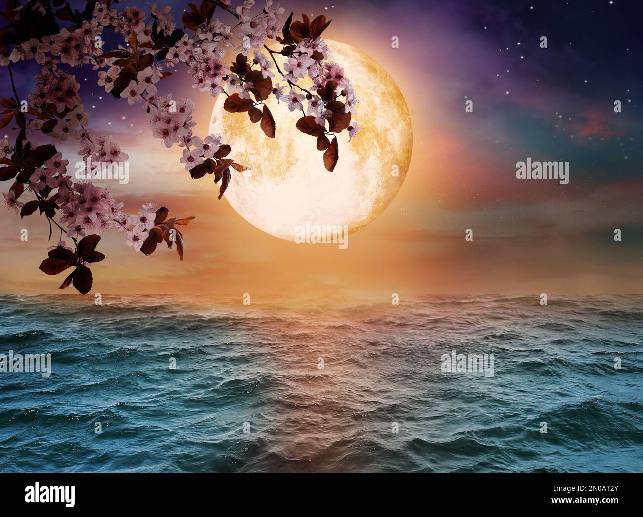 Mondo di fantasia. Fioritura del ramo di ciliegio e luna piena in cielo stellato sull'oceano Foto Stock