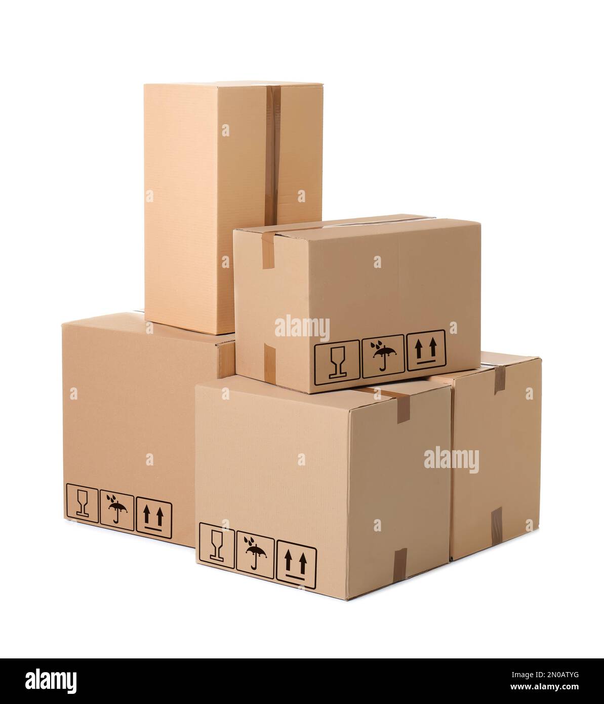 Consegna pacchi. Scatole di cartone con diversi simboli di imballaggio su sfondo bianco Foto Stock