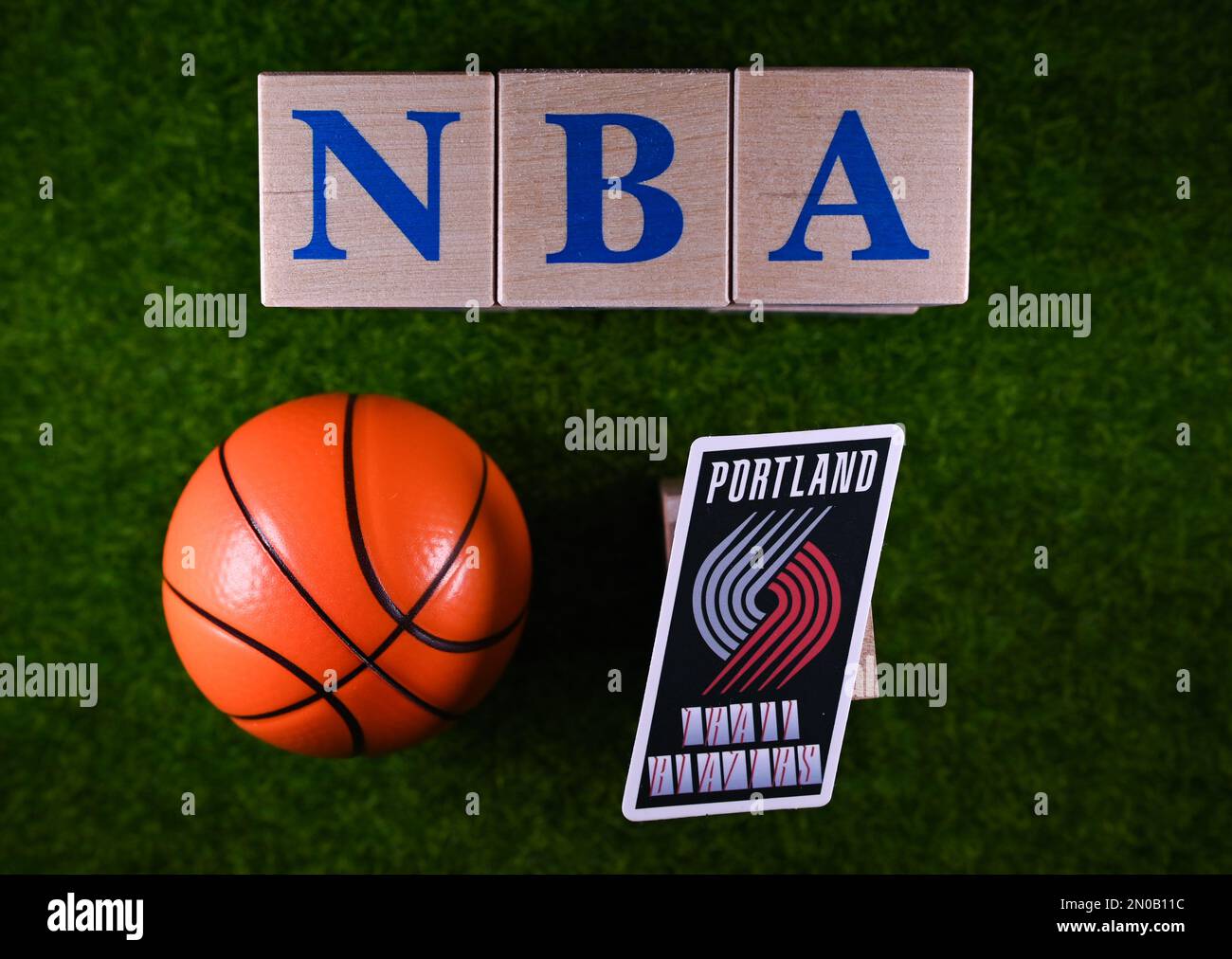 30 gennaio 2023, Springfield, USA. L'emblema del club della National Basketball Association Portland Trail Blazers sul prato verde dello stadio. Foto Stock