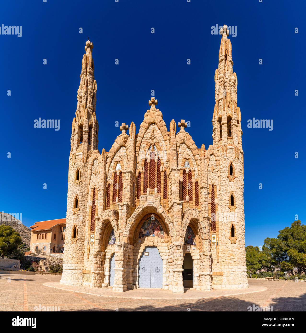 Novelda, Spagna - 1 febbraio, 2023: Vista sul monastero di Santa Maria Maddalena chiesa monastero di Novelda Foto Stock