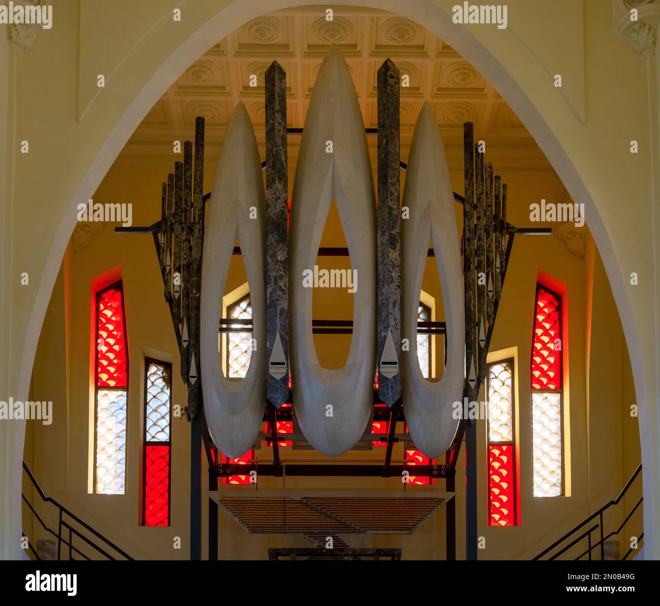 Novelda, Spagna - 1 febbraio, 2023: Vista del semplice organo in marmo e pietra all'interno del Santuario di Santa Maria Maddalena Foto Stock