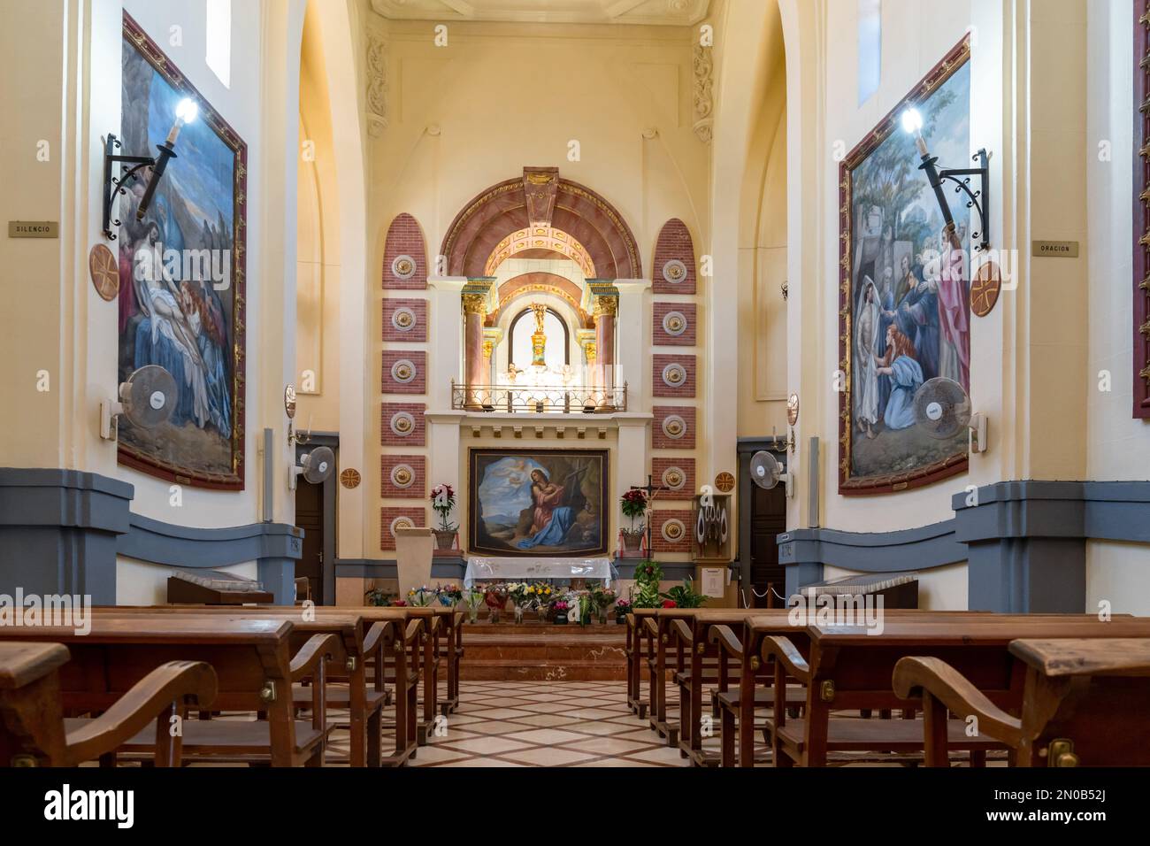 Novelda, Spagna - 1 febbraio, 2023: Veduta della navata e dell'altare all'interno della chiesa del Santuario di Santa Maria Maddalena a Novelda Foto Stock
