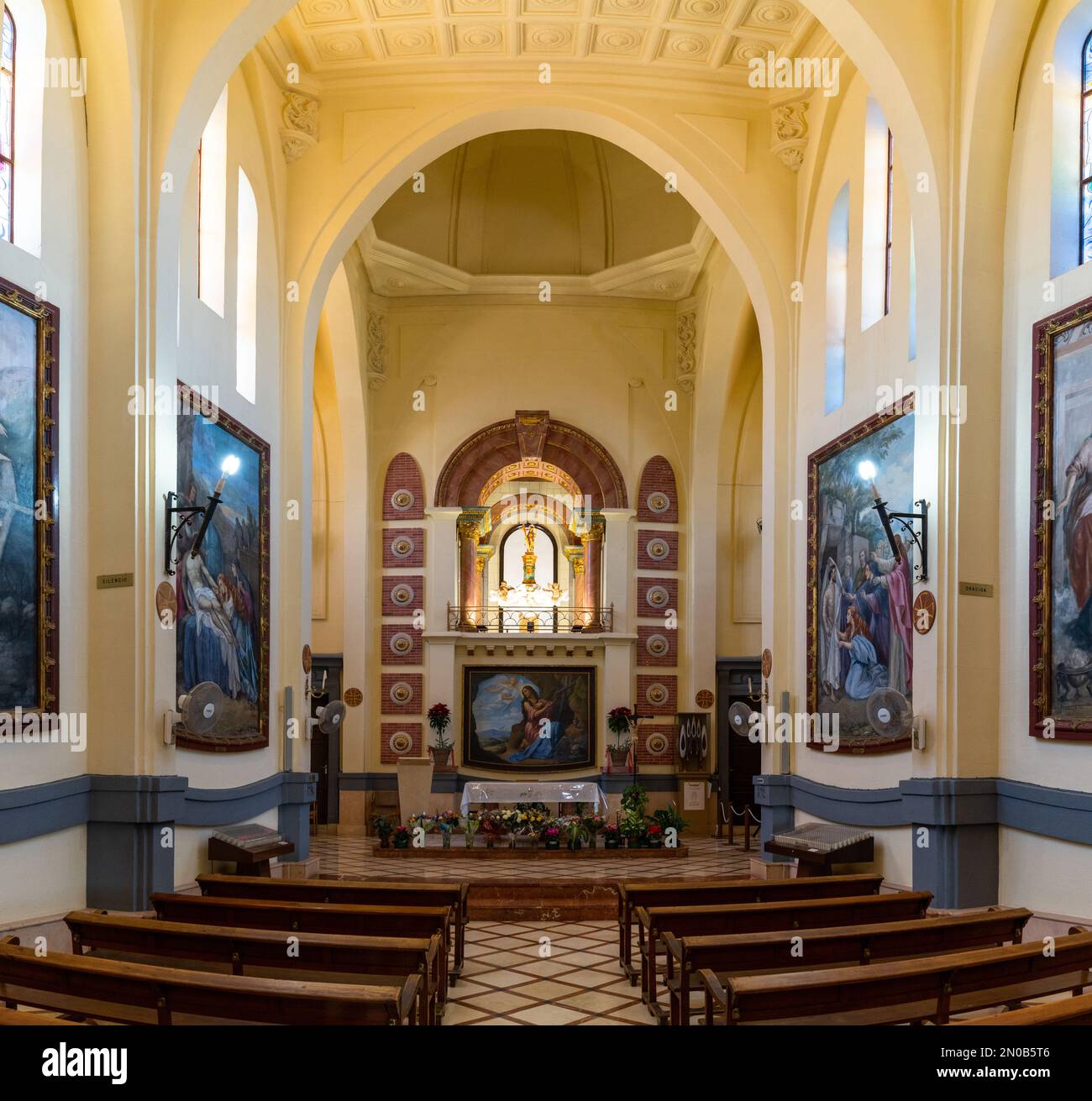 Novelda, Spagna - 1 febbraio, 2023: Veduta della navata e dell'altare all'interno della chiesa del Santuario di Santa Maria Maddalena a Novelda Foto Stock