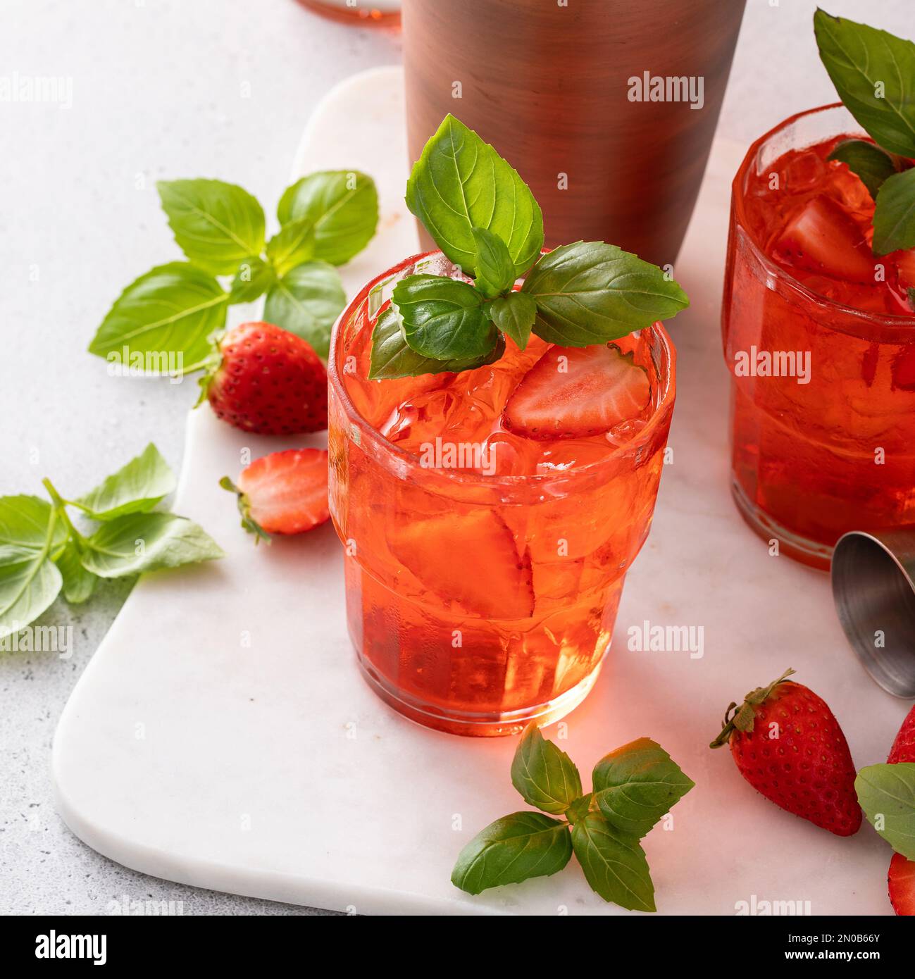 Cocktail o mocktail al basilico alla fragola, bevanda estiva rinfrescante e fredda con spazio copia Foto Stock