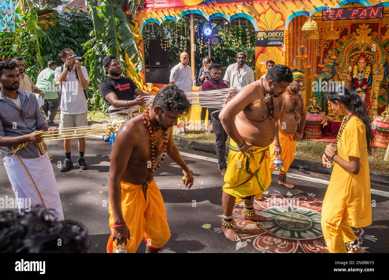 Thaipusam celebrazione in Penang. I devoti di eseguire kavadi attam verso il Signore Murugan, il dio della guerra nell'Induismo. Foto Stock