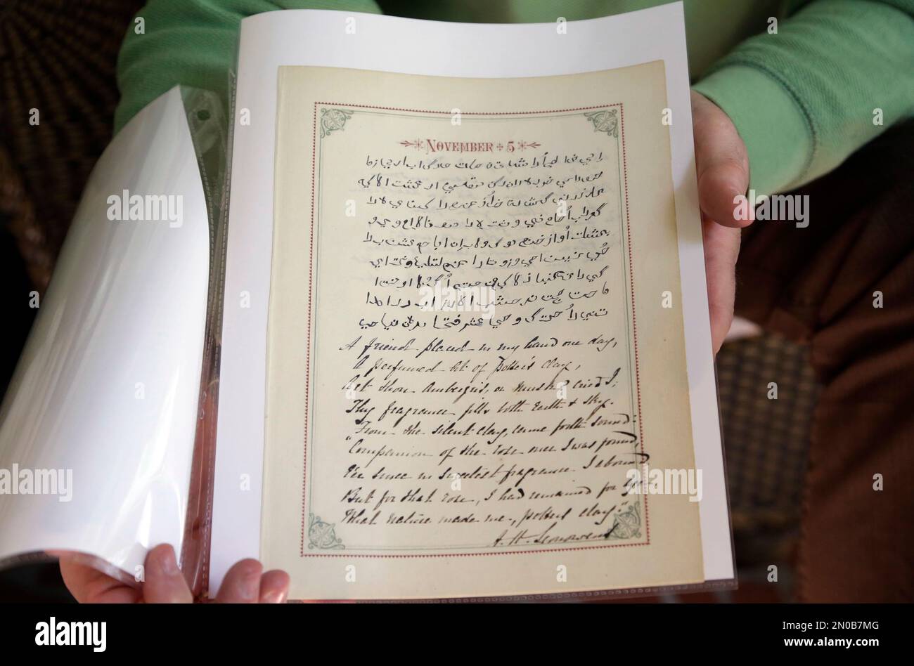 In this Monday, Feb. 8, 2016 photo, David Lowenherz shows a document written in Persian and English by educator and author Anna Leonowens alluding to the influence she felt she had on King Mongkut of Siam, a relationship made famous in the Broadway musical "The King and I", in West Palm Beach, Fla. Lowenherz, of Lion Heart Autographs, will put the document up for sale this week at the Palm Beach Jewelry, Art & Antique Show. (AP Photo/Lynne Sladky) Foto Stock