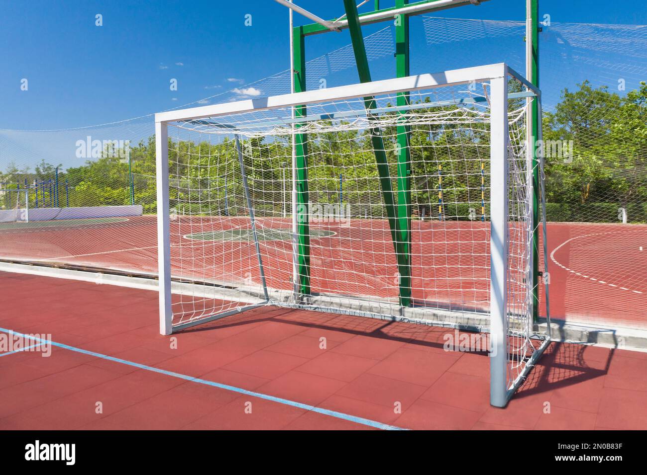 Porta di calcio sul campo presso il complesso sportivo all'aperto Foto Stock