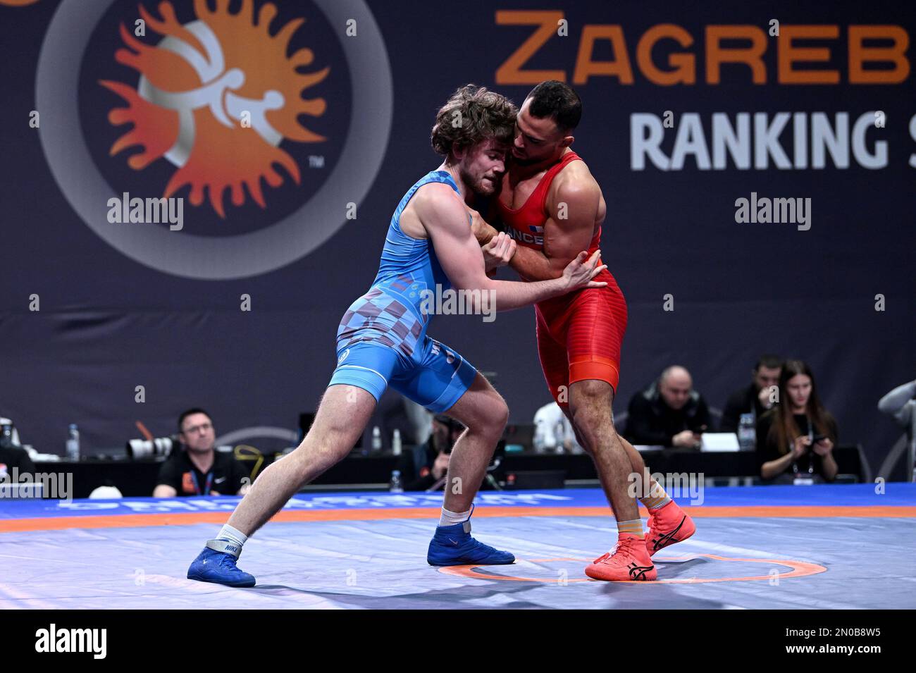 ZAGABRIA, CROAZIA – FEBBRAIO 05: Ibrahim Mahmoud Hamed Hassan Ghanem di francia (rosso) si scontra con Lovro Zurak di Croazia (blu) durante il Men's Greco-Roman Style 72 kg peso Wrestling 2023 Ranking Series al Dom Sportova Sports Hall il 5 Febbraio 2023 a Zagabria, Croazia. Foto: Marko Lukunic/PIXSELL Foto Stock