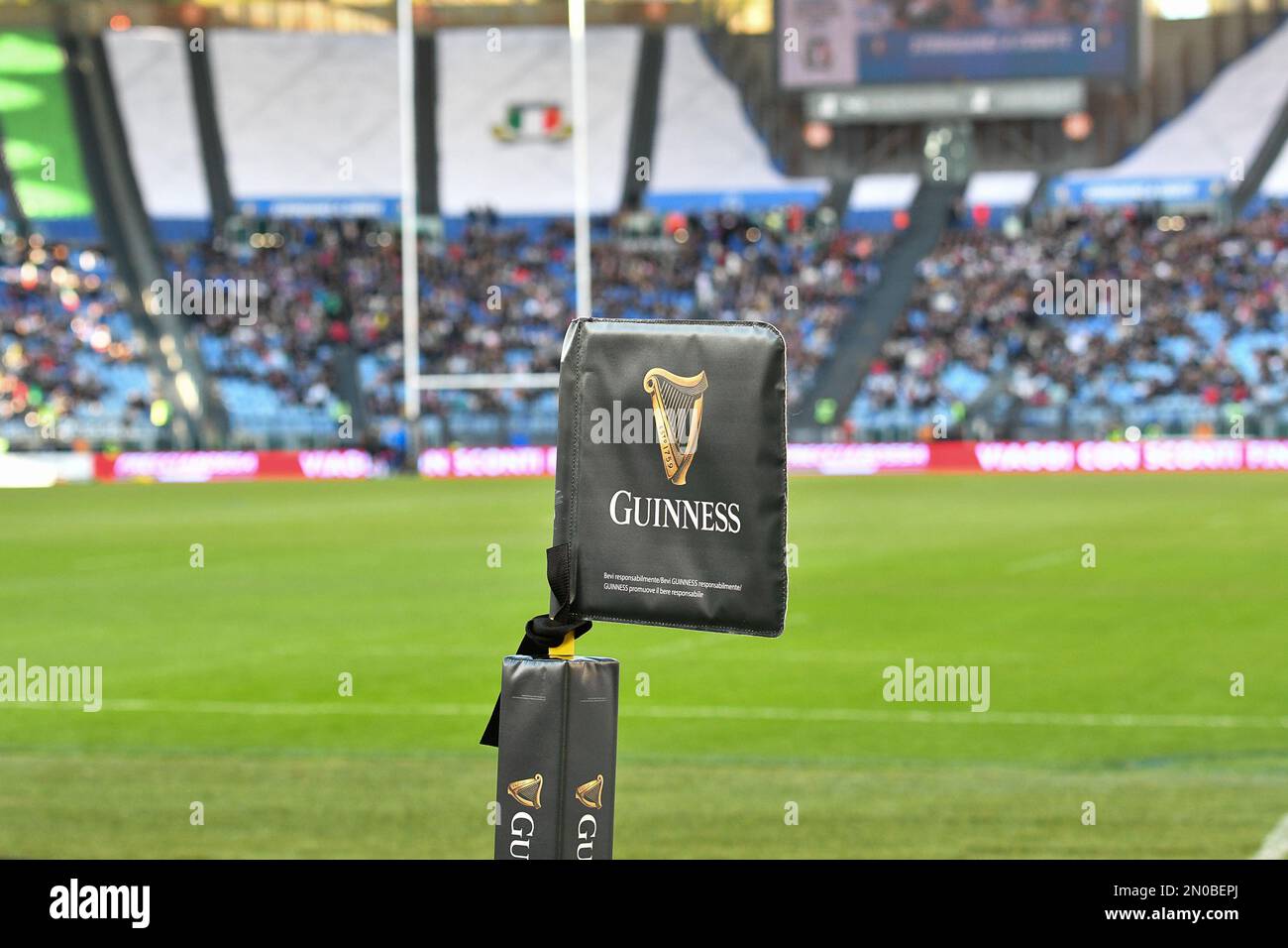 5th febbraio 2023; Stadio Olimpico, Roma, Italia: Sei Nazioni Internazionale di Rugby, Italia contro Francia; una veduta della bandiera Guinness 6-Nations Corner Foto Stock