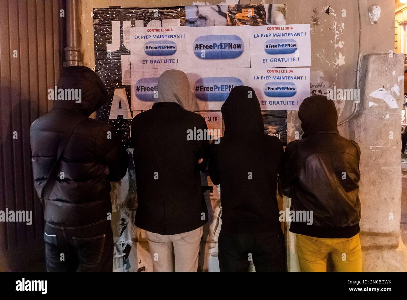 Parigi, Francia, gruppi di attivisti per l'AIDS in posa da dietro, di fronte ai poster "Free Prep Now" sul muro dopo un'azione nel quartiere di Marais, epidemia e peste in francia Foto Stock