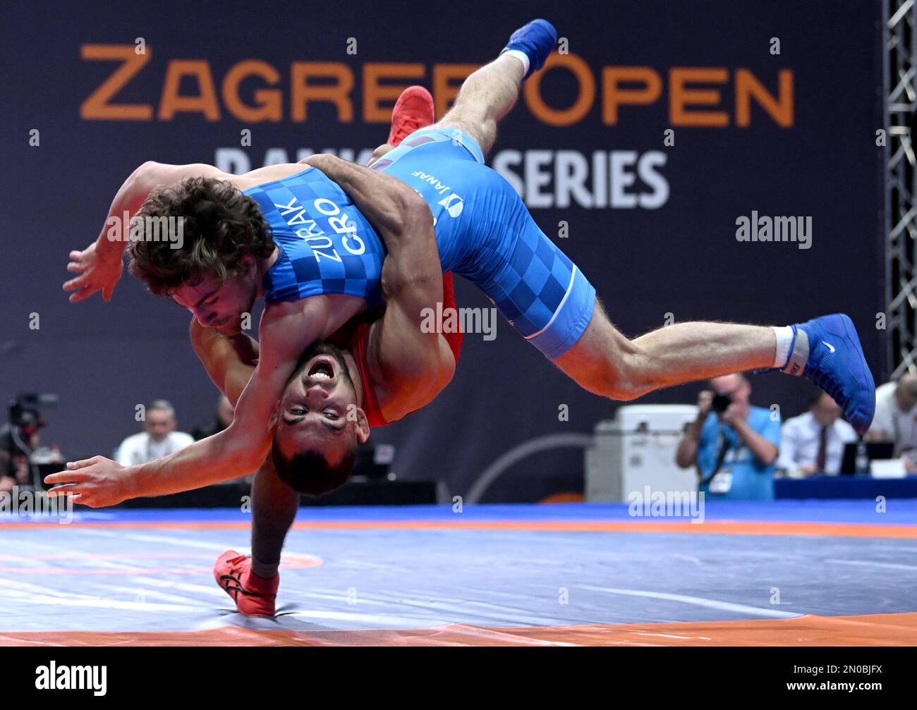 ZAGABRIA, CROAZIA – FEBBRAIO 05: Ibrahim Mahmoud Hamed Hassan Ghanem di francia (rosso) si scontra con Lovro Zurak di Croazia (blu) durante il Men's Greco-Roman Style 72 kg peso Wrestling 2023 Ranking Series al Dom Sportova Sports Hall il 5 Febbraio 2023 a Zagabria, Croazia. Foto: Marko Lukunic/PIXSELL Foto Stock