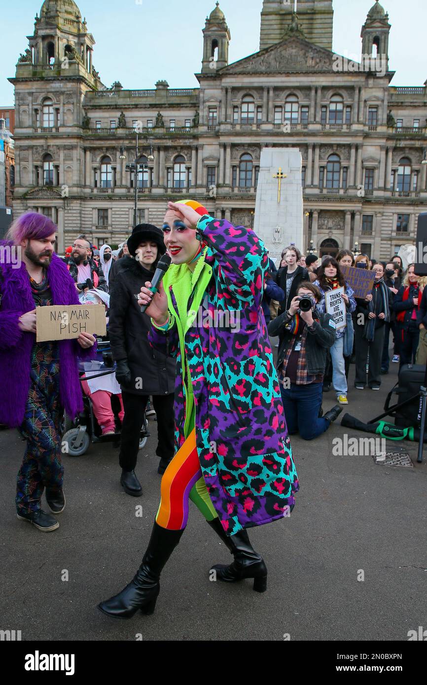 Glasgow, Regno Unito. 5th Feb, 2023. Diverse centinaia di persone si sono manifestate a George Square, Glasgow, per protestare contro l'erosione dei diritti delle donne e il disegno di legge sul riconoscimento di genere approvato dal governo scozzese, che consente agli uomini di identificarsi come donne. C'è stata anche una contro-dimostrazione da parte dei gruppi Pro Trans, anche in George Square, allo stesso tempo. I due gruppi sono stati tenuti separati da una "no go zone" sorvegliata le immagini sono di attivisti pro-transgender alla manifestazione. Credit: Findlay/Alamy Live News Foto Stock