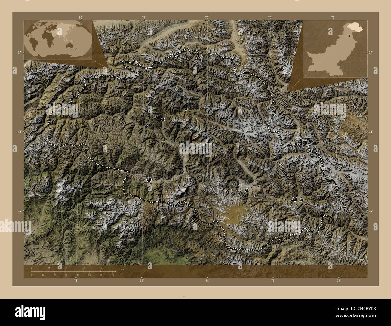 Gilgit-Baltistan, zona amministrata centralmente del Pakistan. Mappa satellitare a bassa risoluzione. Posizioni delle principali città della regione. Pos. Ausiliario angolo Foto Stock