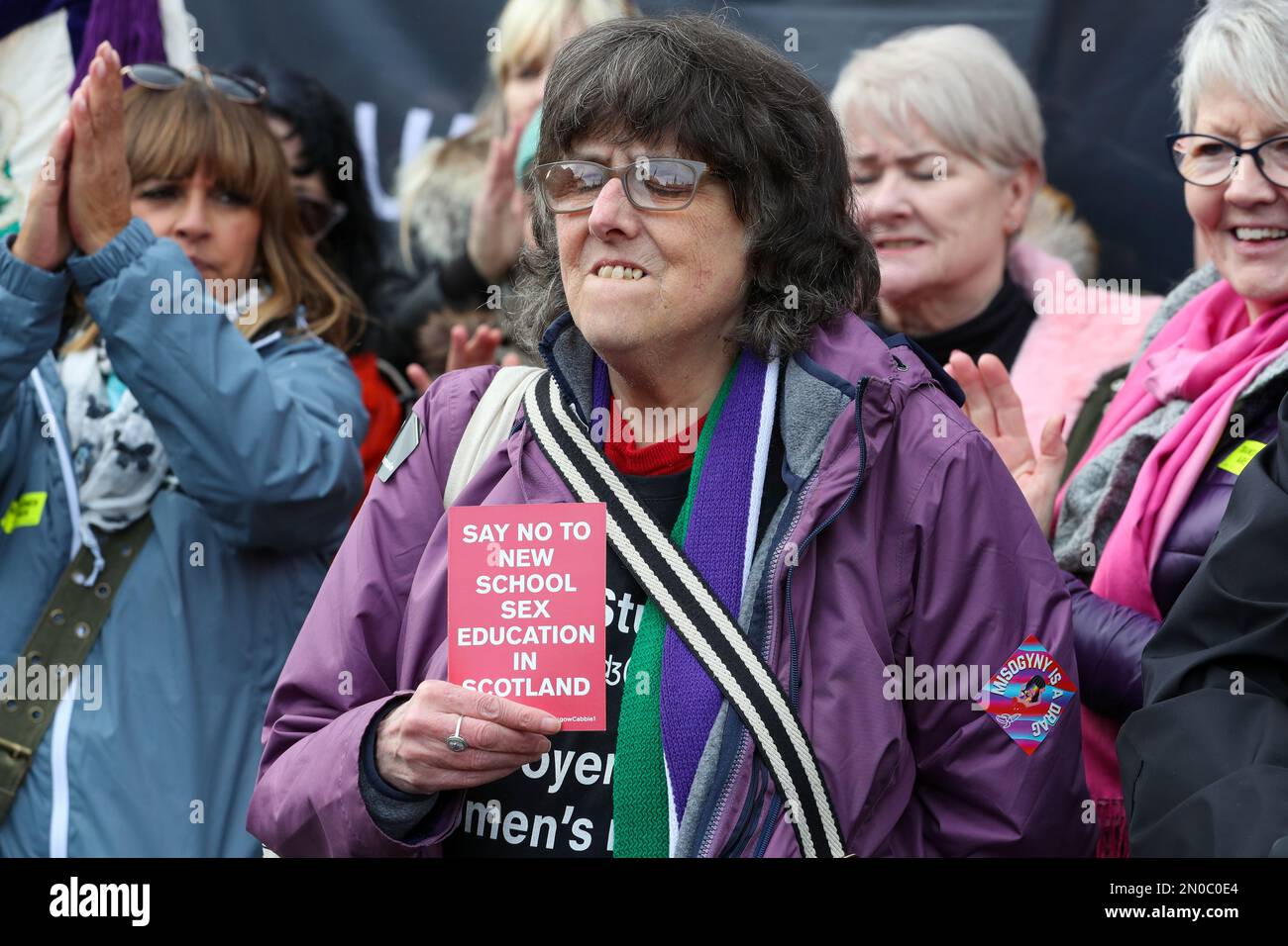 Glasgow, Regno Unito. 5th Feb, 2023. Diverse centinaia di persone si sono manifestate a George Square, Glasgow, per protestare contro l'erosione dei diritti delle donne e il disegno di legge sul riconoscimento di genere approvato dal governo scozzese, che consente agli uomini di identificarsi come donne. C'è stata anche una contro-dimostrazione da parte dei gruppi Pro Trans, anche in George Square, allo stesso tempo. I due gruppi sono stati tenuti separati da un poliziotto 'no go zone' immagine è di Pro-femminista, Women wont Whesht e sostenitori della liberazione delle donne. Credit: Findlay/Alamy Live News Foto Stock